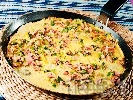Рецепта Вкусен омлет с 2 яйца, шунка, сирене Ементал, праз лук, прясно мялко и зелени подправки